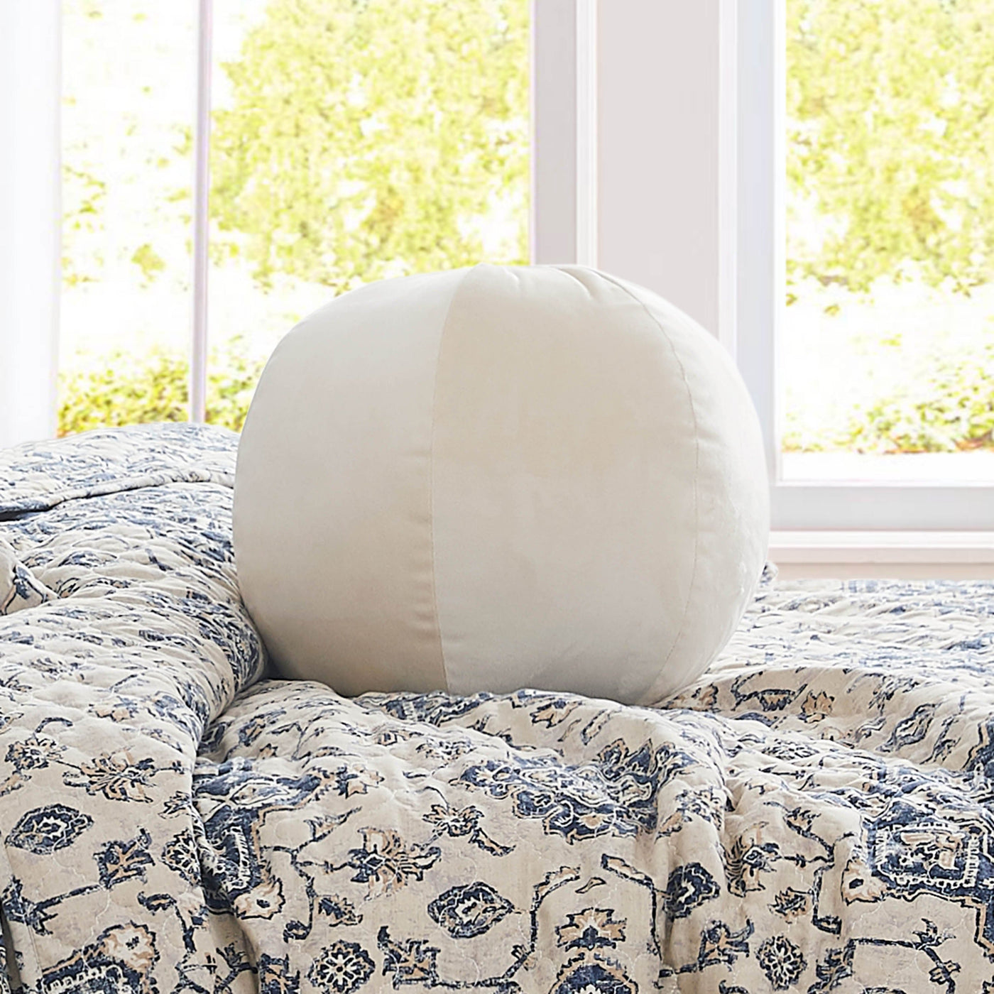 Detail Image Round Pillow in indigo#color_persia-indigo