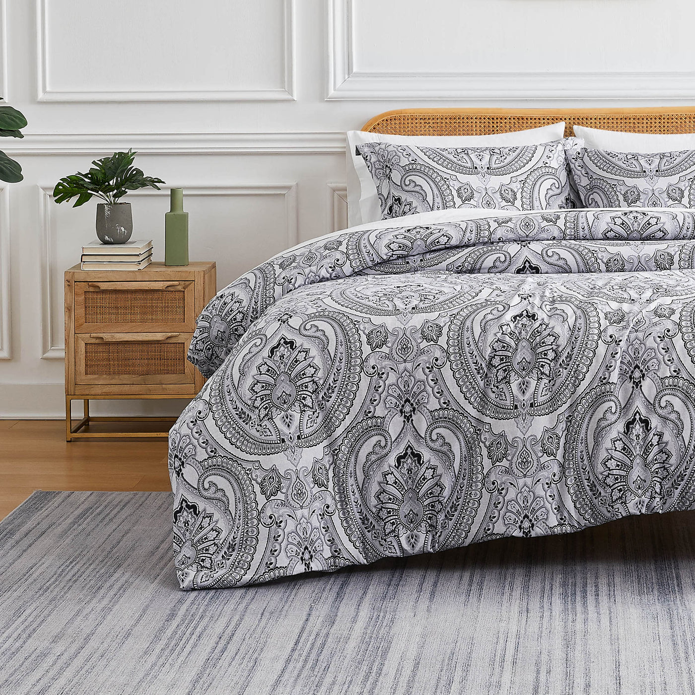 Front View of Pure Melody Comforter Set in black#color_pure-melody-black