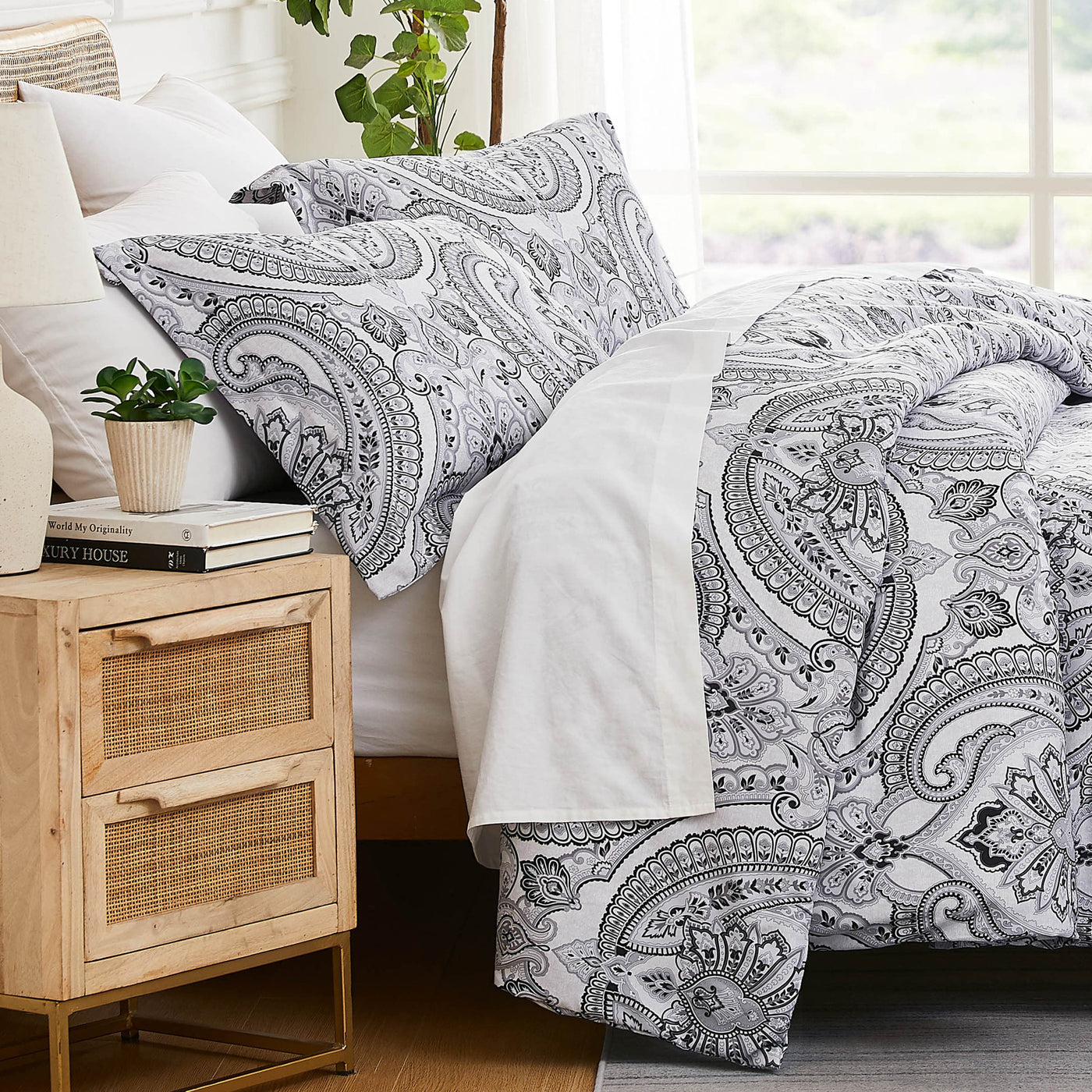 Side View of Pure Melody Comforter Set in black#color_pure-melody-black