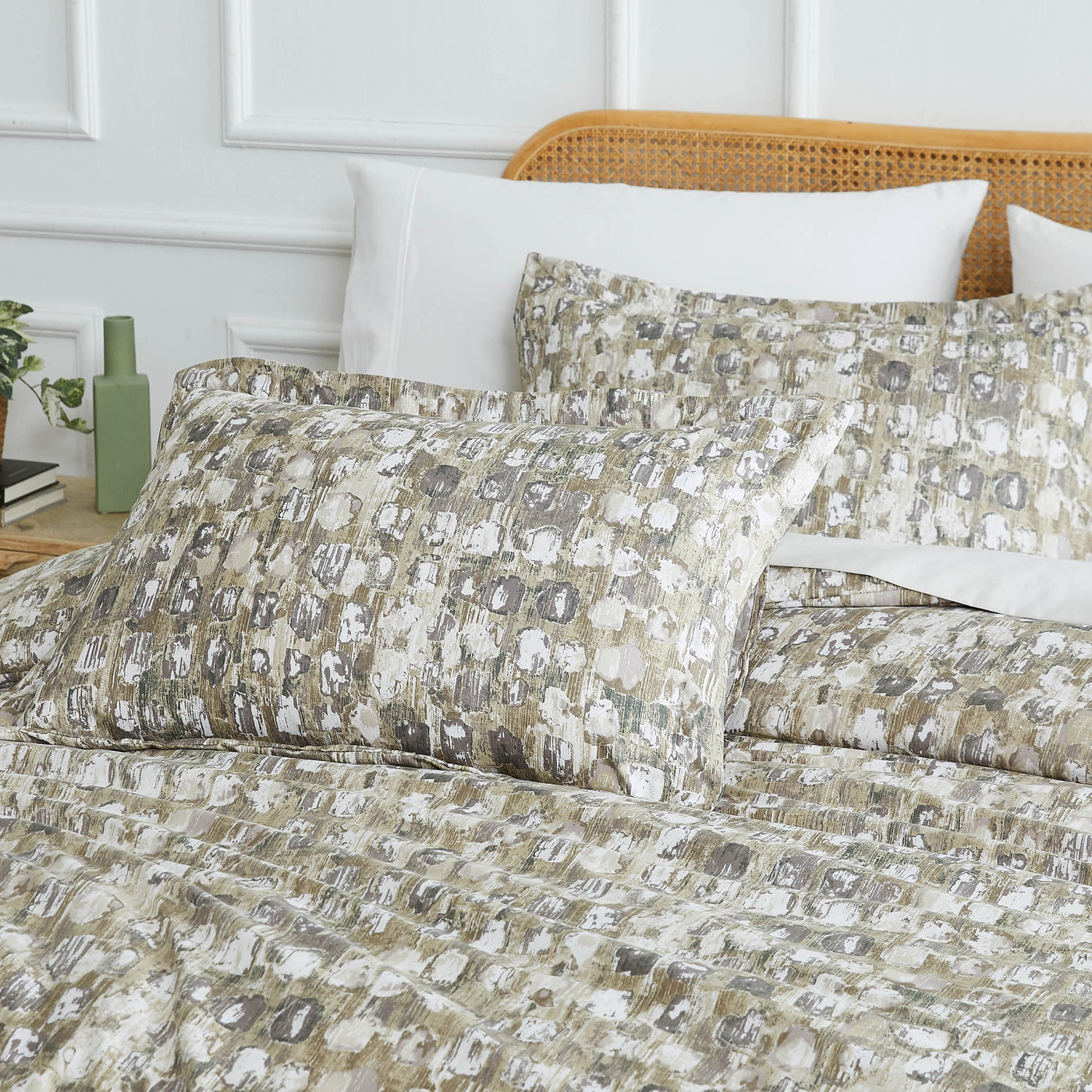 Detail Image Shams of Rhythm Comforter Set in taupe#color_rhythm-taupe