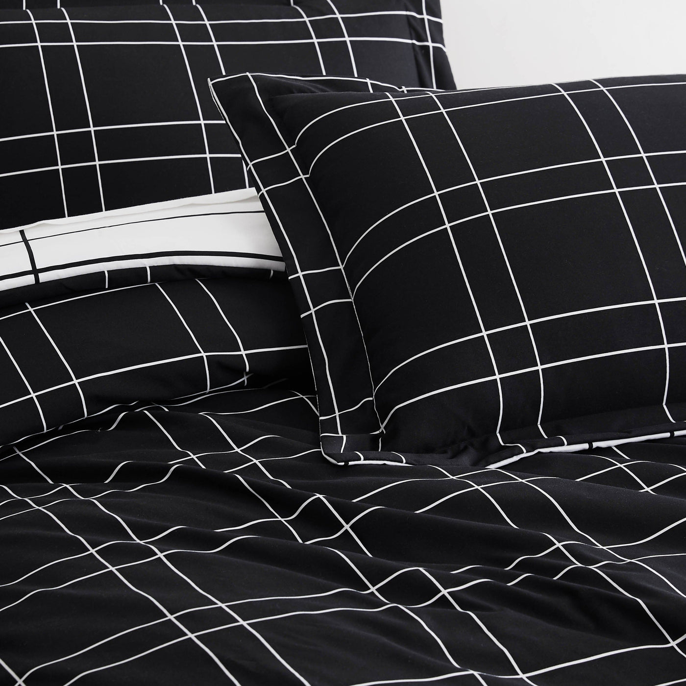 Details and Prints of Urban Grid Reversible Comforter Set #color_urban-grid-black