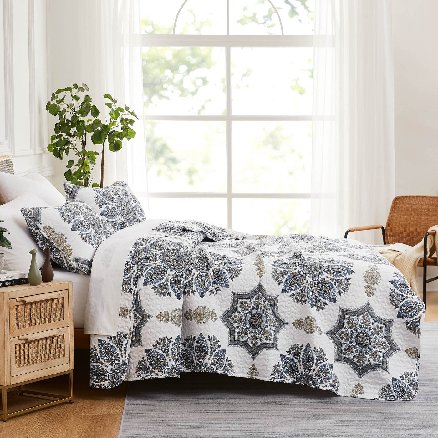 Side View of Infinity Quilt Set in blue#color_infinity-blue