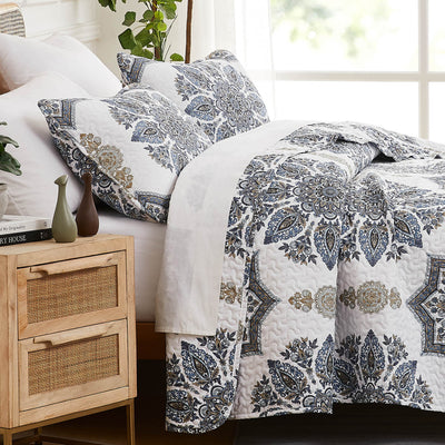 Side View of Infinity Quilt Set in blue#color_infinity-blue
