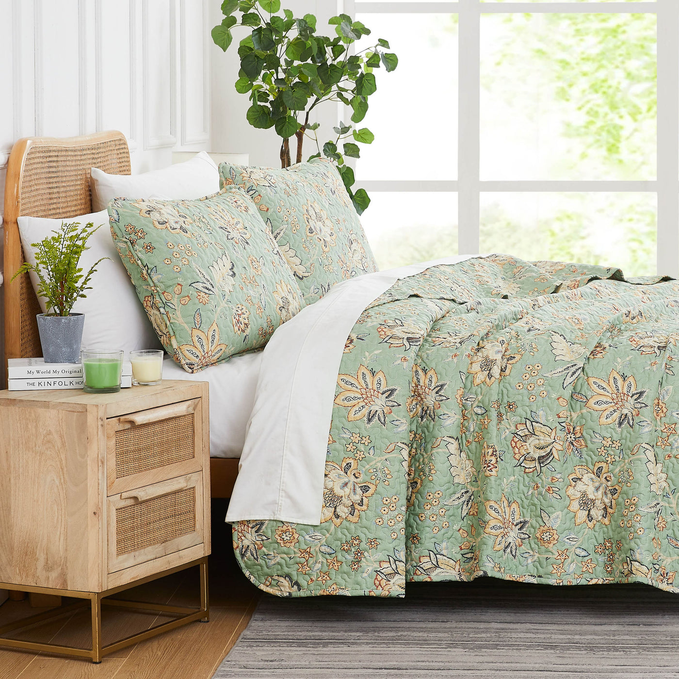 Side View of Jacobean Willow Quilt Set in Green #color_jacobean-willow-green