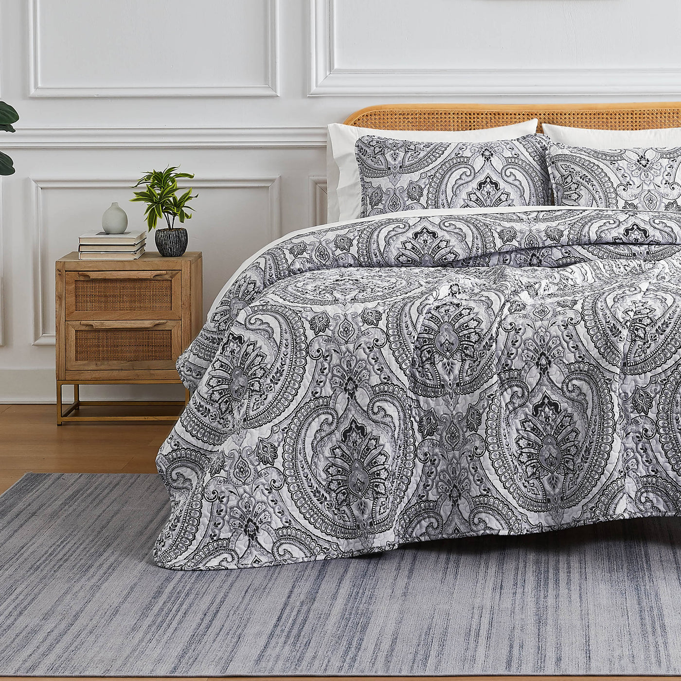 Front View of Pure Melody Quilt Set in black#color_pure-melody-black