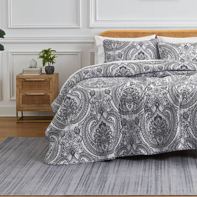 Front View of Pure Melody Quilt Set in black#color_pure-melody-black