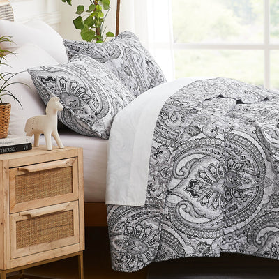 Side View of Pure Melody Quilt Set in black#color_pure-melody-black
