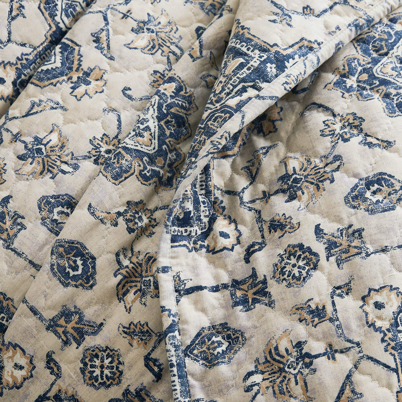 Details and Print Pattern of Persia Oversized Quilt Set in Indigo#color_persia-indigo