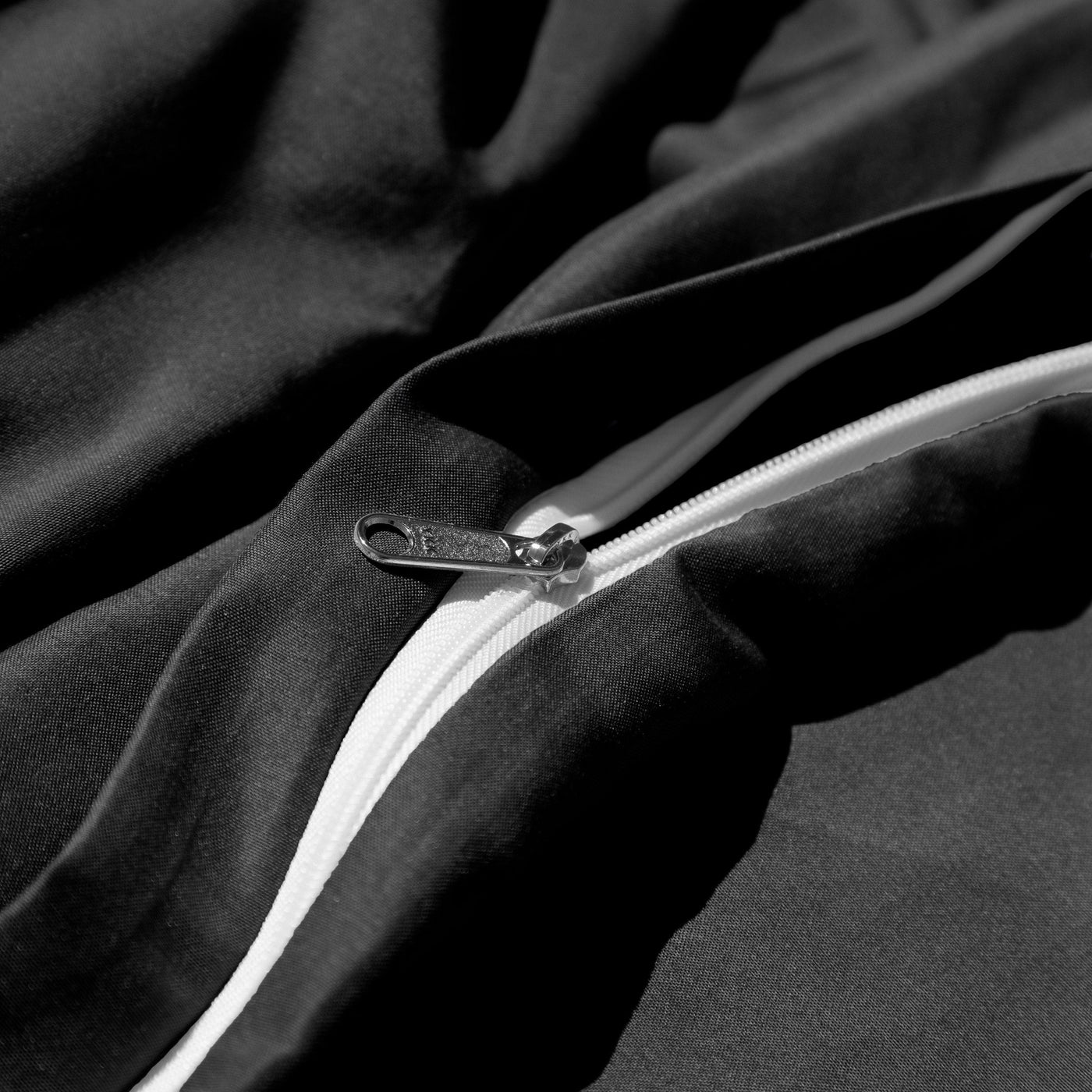 Close Up Image of Zipper Enclosure of Everyday Essentials Duvet Cover Set in Black#color_black