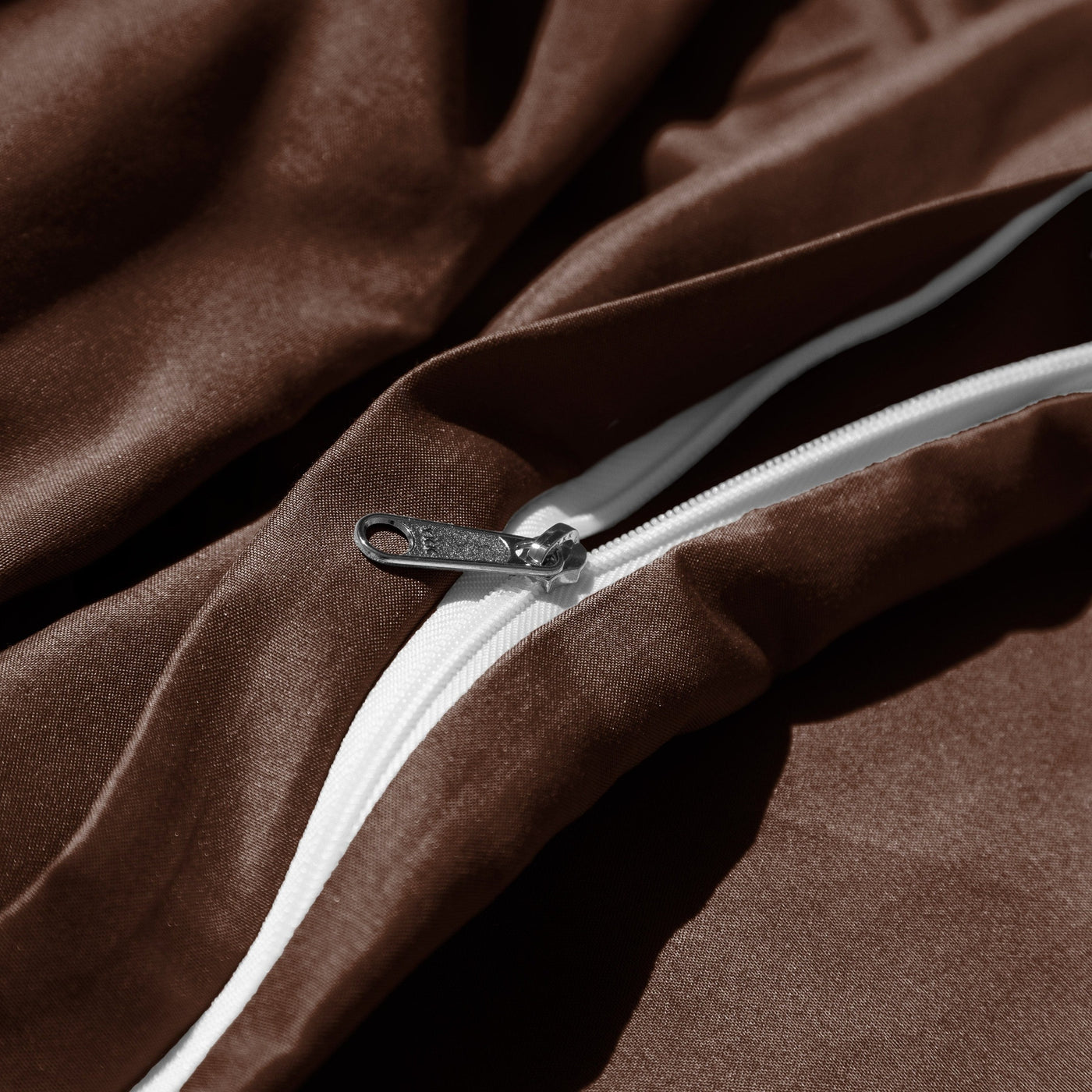 Close Up Image of Zipper Enclosure of Everyday Essentials Duvet Cover Set in Brown#color_chocolate-brown