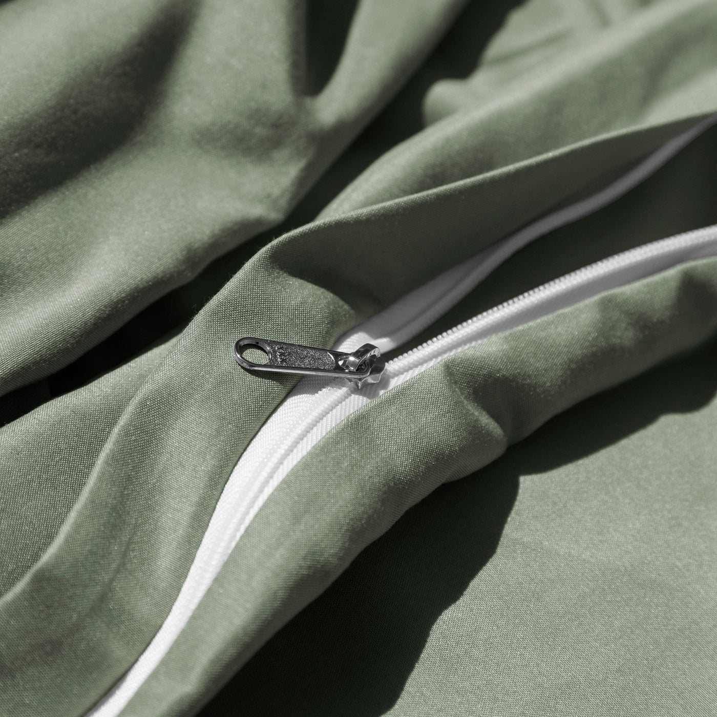 Close Up Image of Zipper Enclosure of Everyday Essentials Duvet Cover Set in Dark Green#color_dark-green