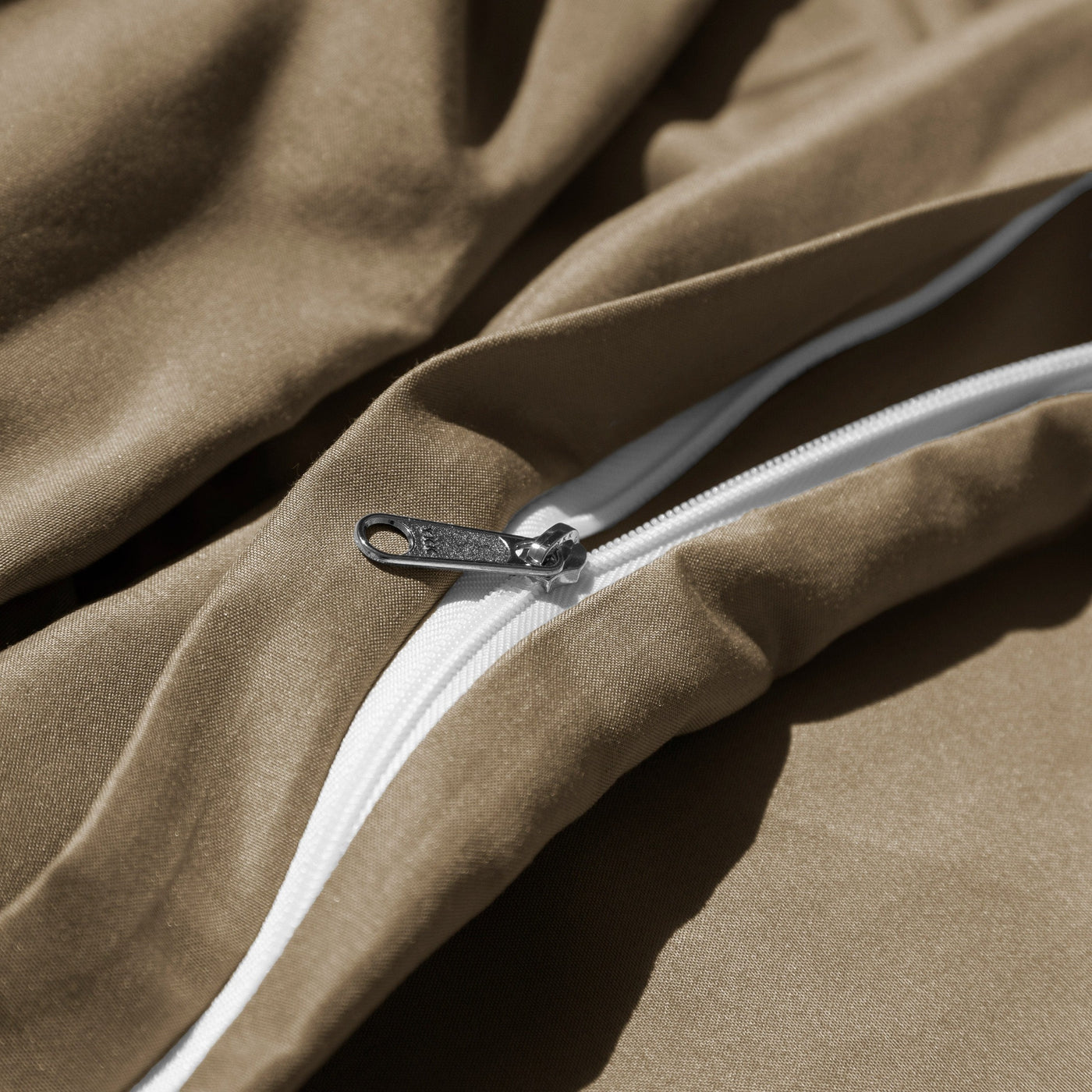 Close Up Image of Zipper Enclosure of Everyday Essentials Duvet Cover Set in Dark Taupe#color_dark-taupe