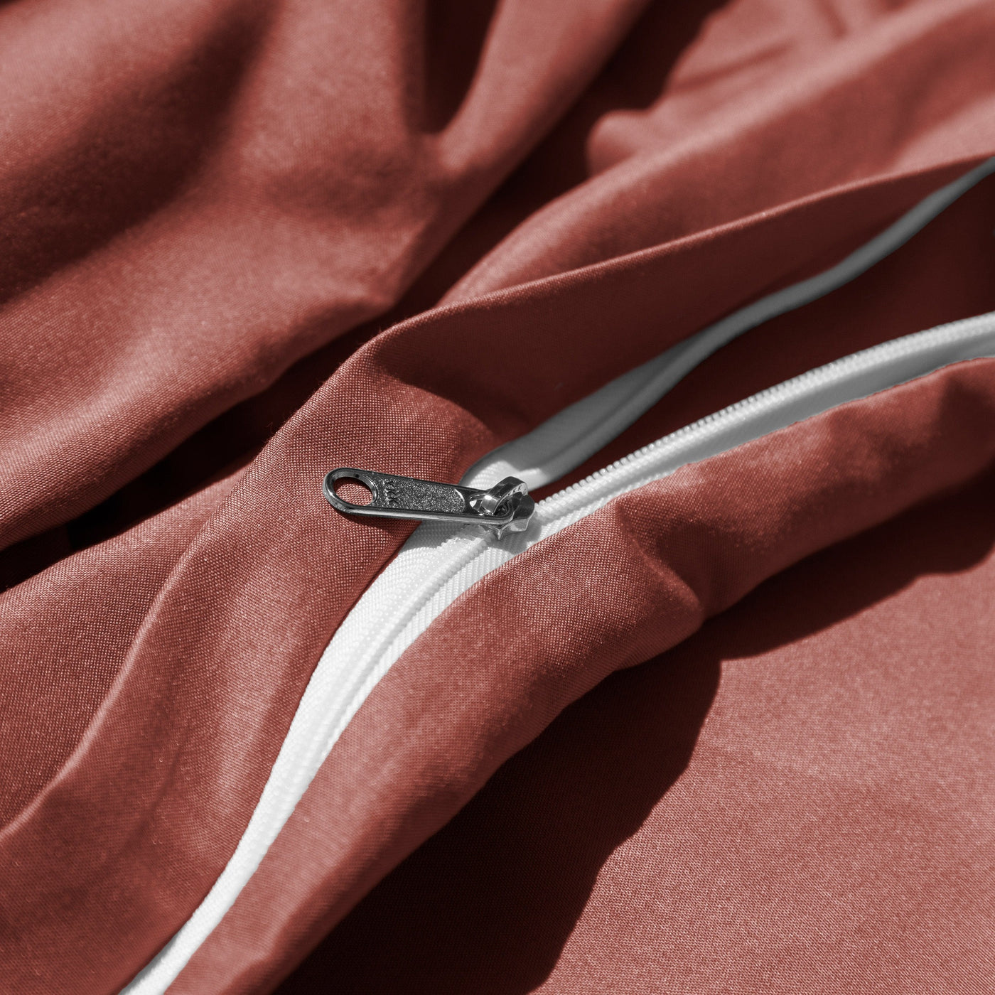 Close Up Image of Zipper Enclosure of Everyday Essentials Duvet Cover Set in Marsala#color_marsala