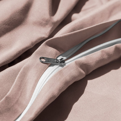 Close Up Image of Zipper Enclosure of Everyday Essentials Duvet Cover Set in Muted Mauve#color_muted-mauve