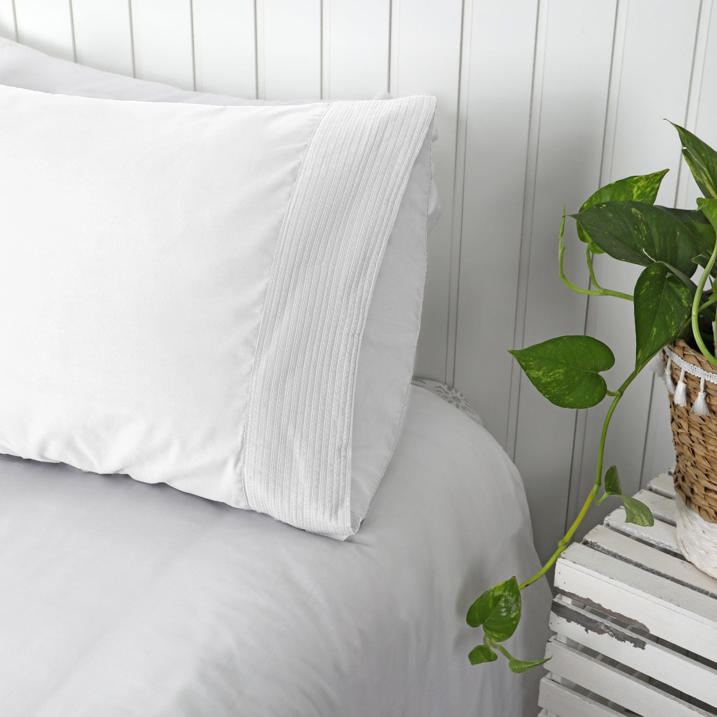 Side View of Vilano Pleated Pillow Cases in White#color_vilano-bright-white