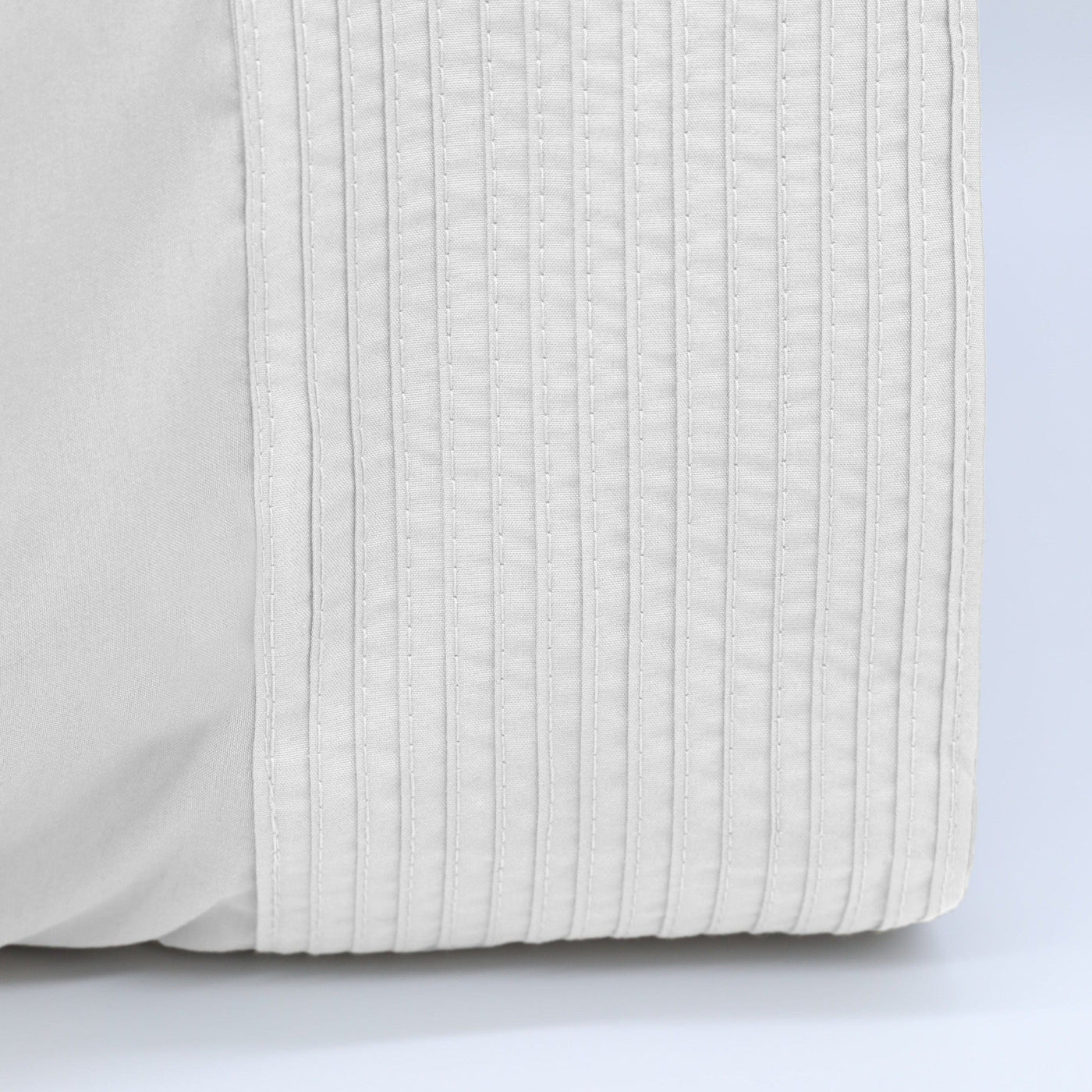 Details and Texture of Vilano Pleated Pillow Cases in White#color_vilano-bright-white