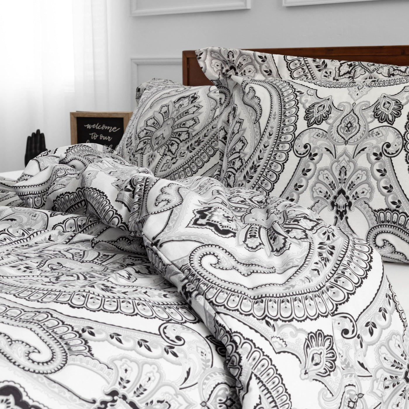 Side View of Pure Melody Comforter Set in Black#color_pure-melody-black
