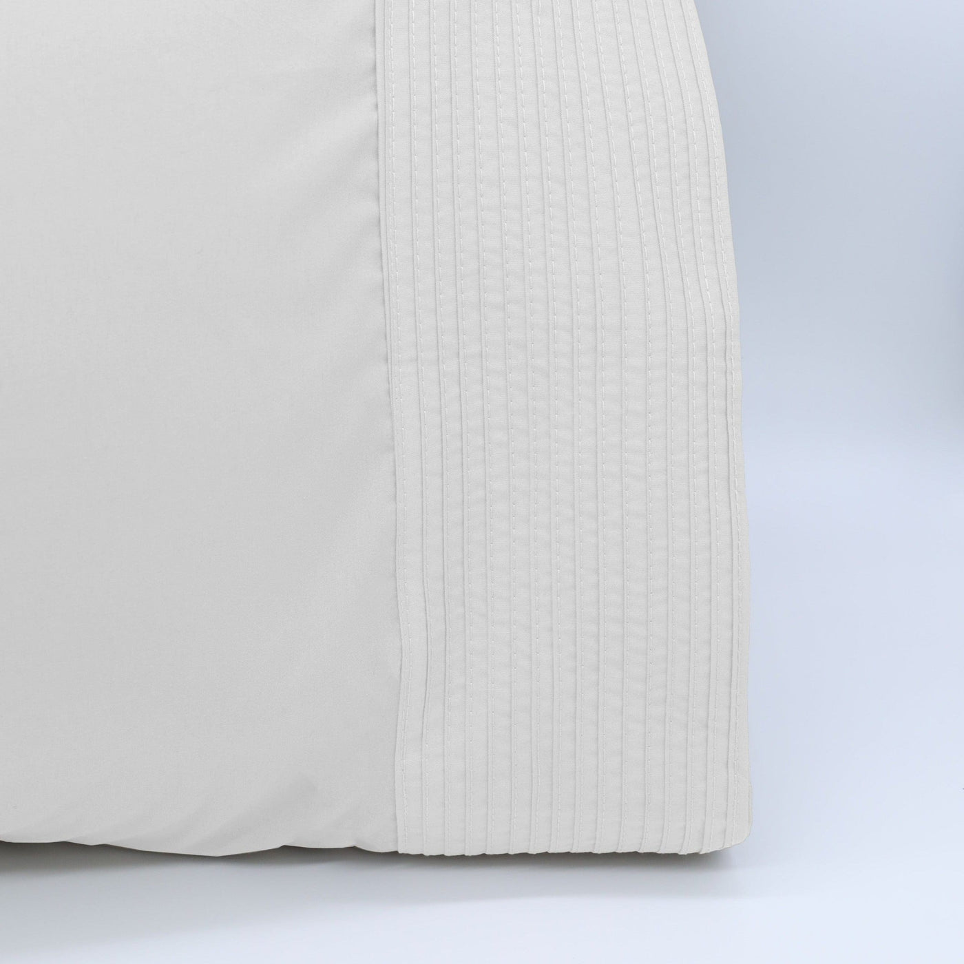 Details and Texture of Vilano Pleated Pillow Cases in White#color_vilano-bright-white