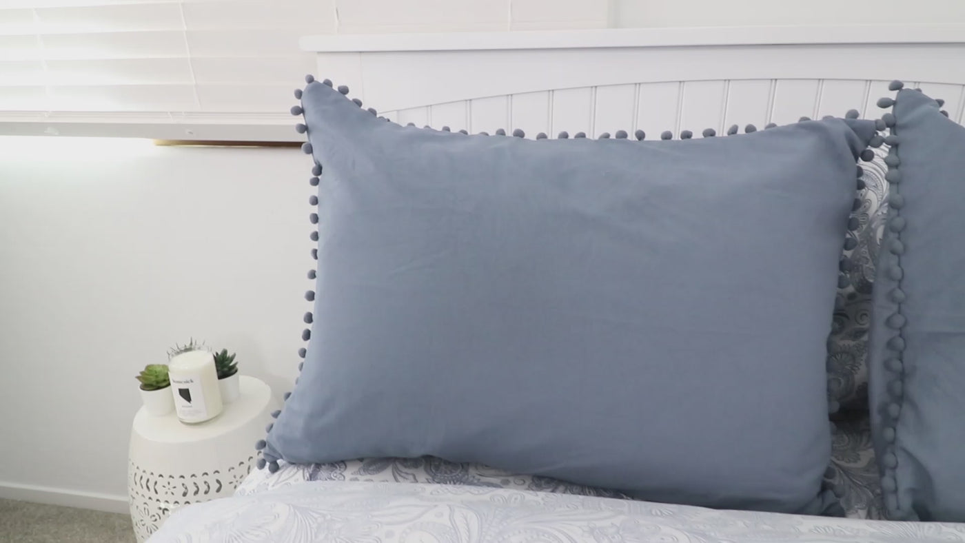 Video of Pom-Pom Duvet Cover Set Showing Features