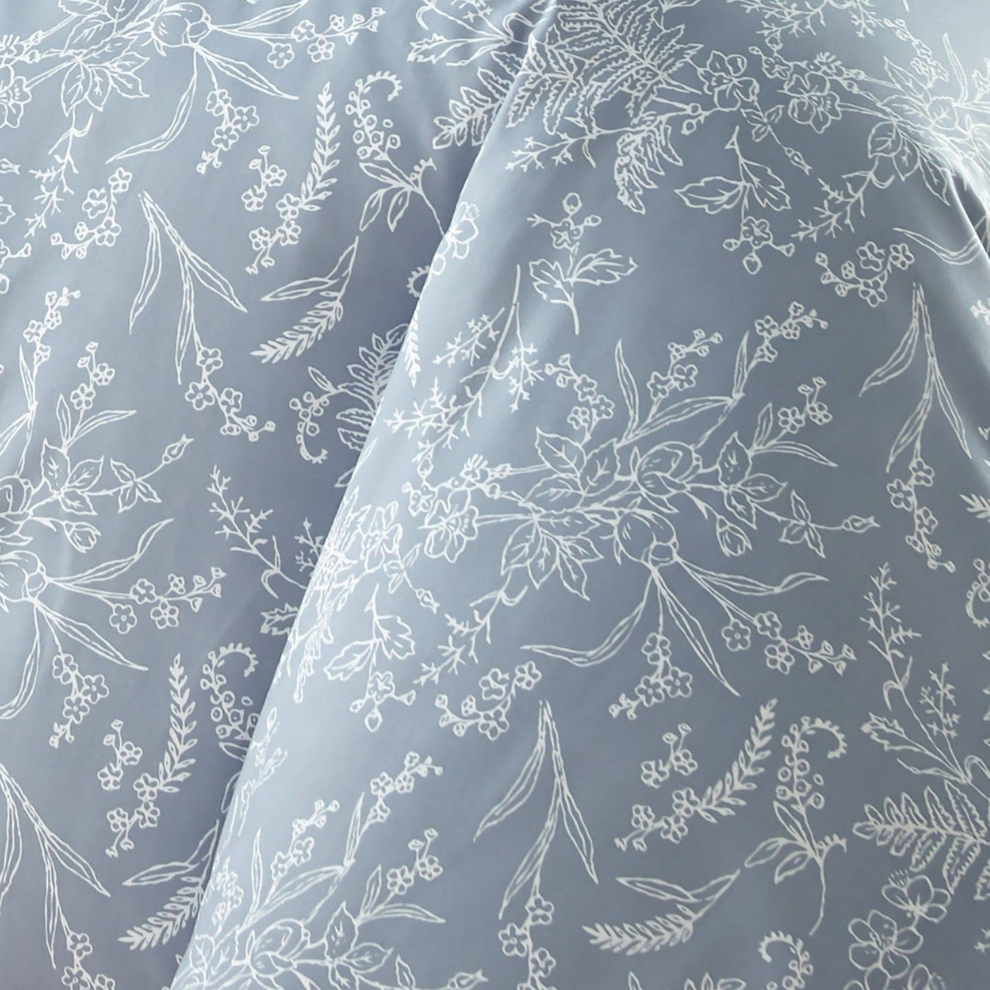 Details and Print Pattern of Winter Brush Reversible Comforter Set in Blue#color_winter-brush-blue