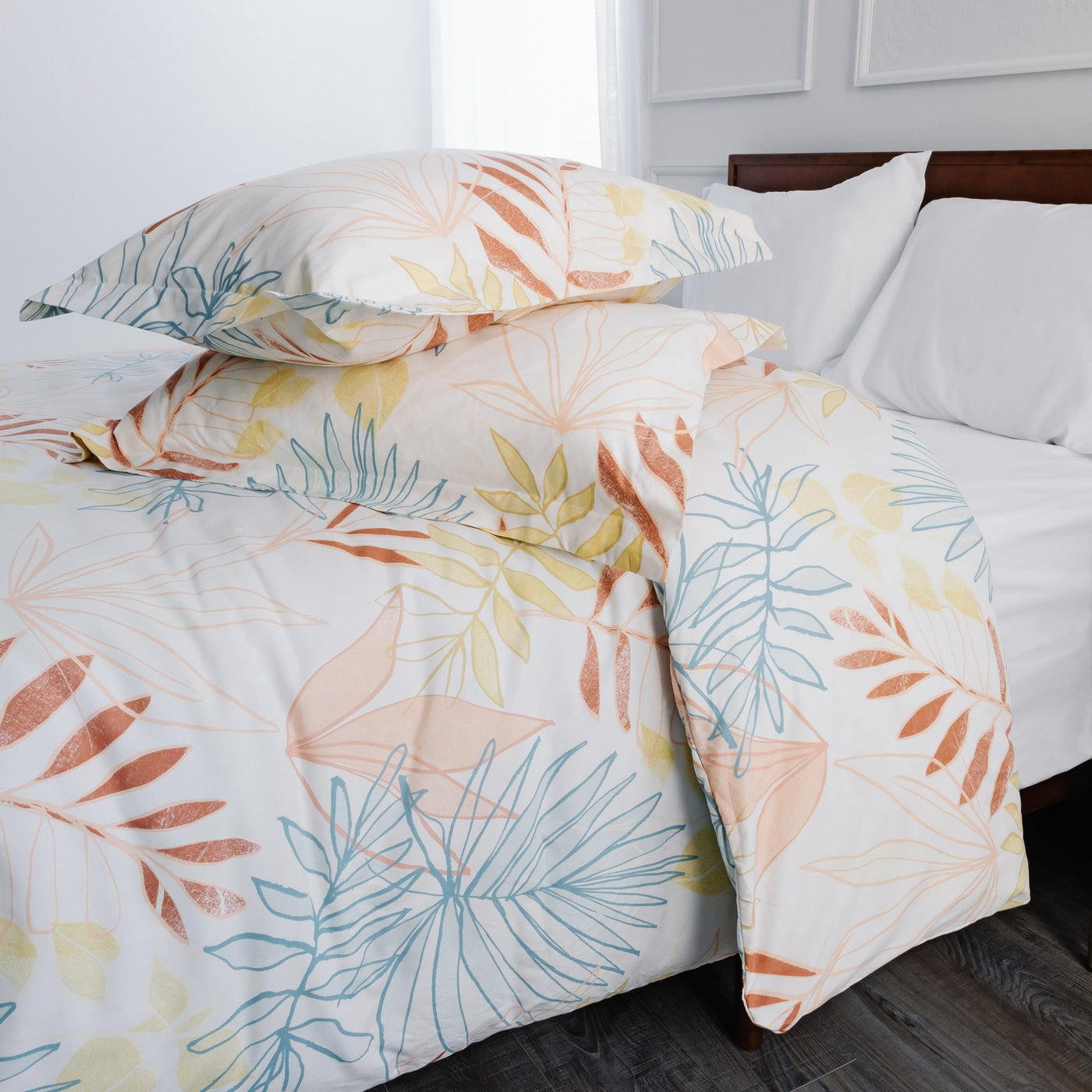 Detail Image Shams of Tropic Leaf Comforter Set in Cream#color_tropic-leaf-cream