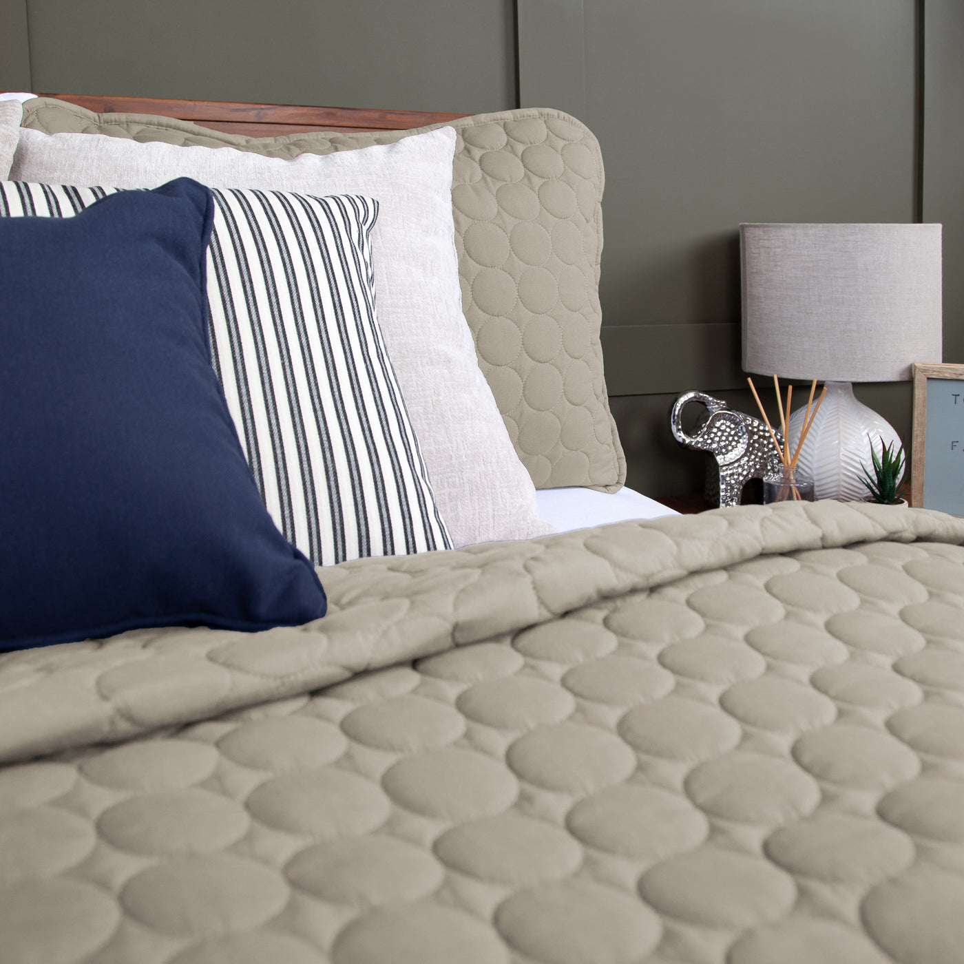 Details and Texture of Southshore Essentials Quilt Set in Sandy Taupe#color_sandy-taupe