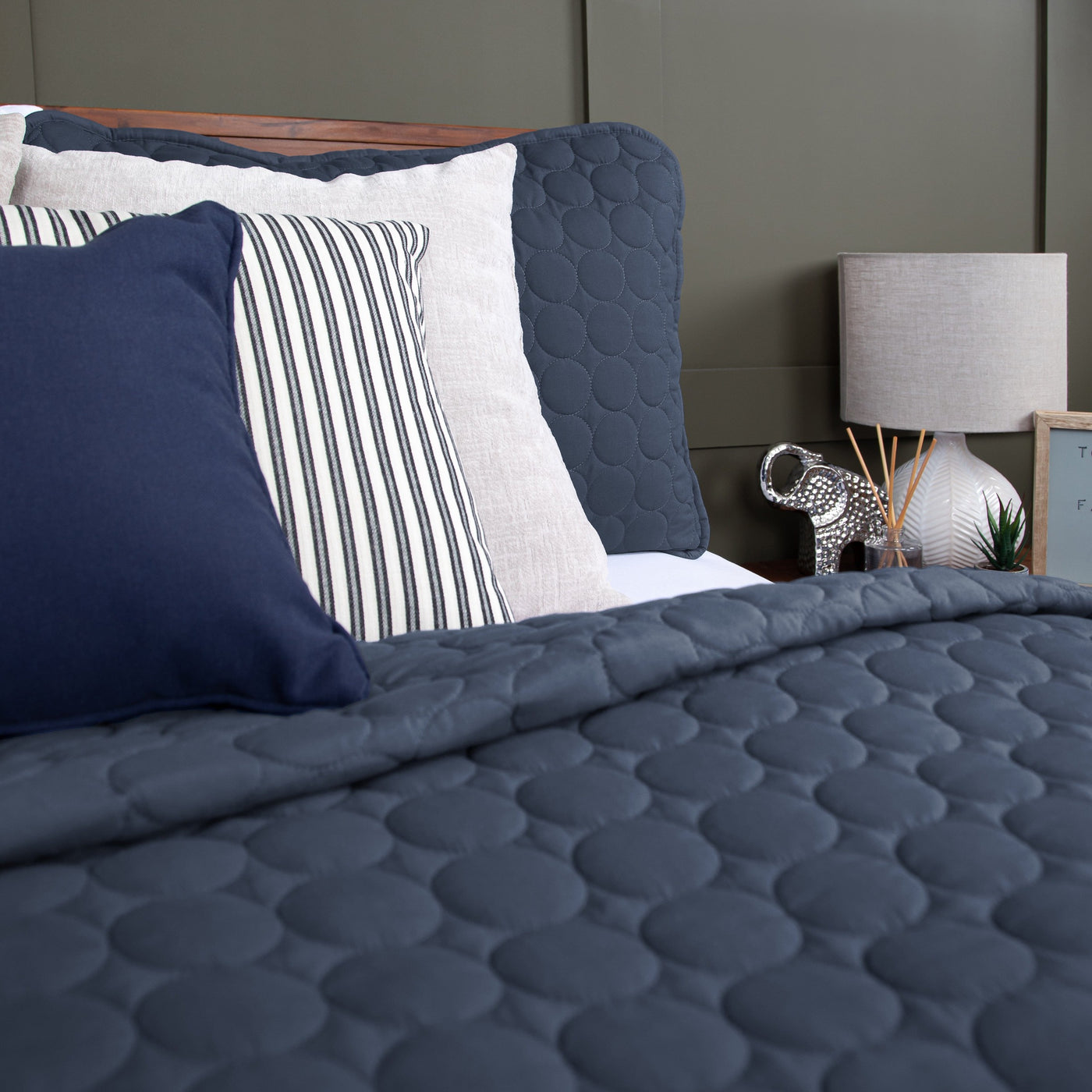 Details and Texture of Southshore Essentials Quilt Set in Navy Blue#color_navy-blue
