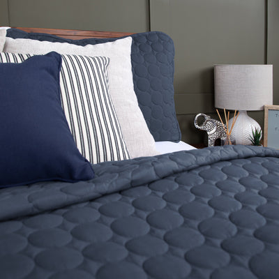 Details and Texture of Southshore Essentials Quilt Set in Navy Blue#color_navy-blue