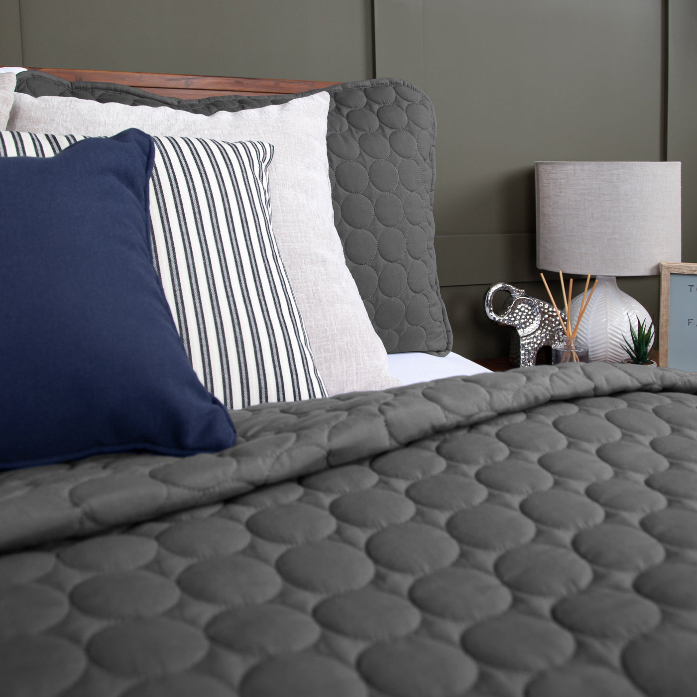 Details and Texture of Southshore Essentials Quilt Set in Slate#color_slate
