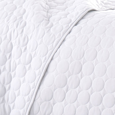Details and Texture of Southshore Essentials Quilt Set in White#color_bright-white