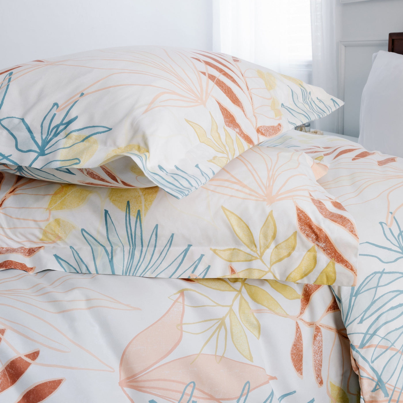Detail Image Shams of Tropic Leaf Comforter Set in Cream#color_tropic-leaf-cream