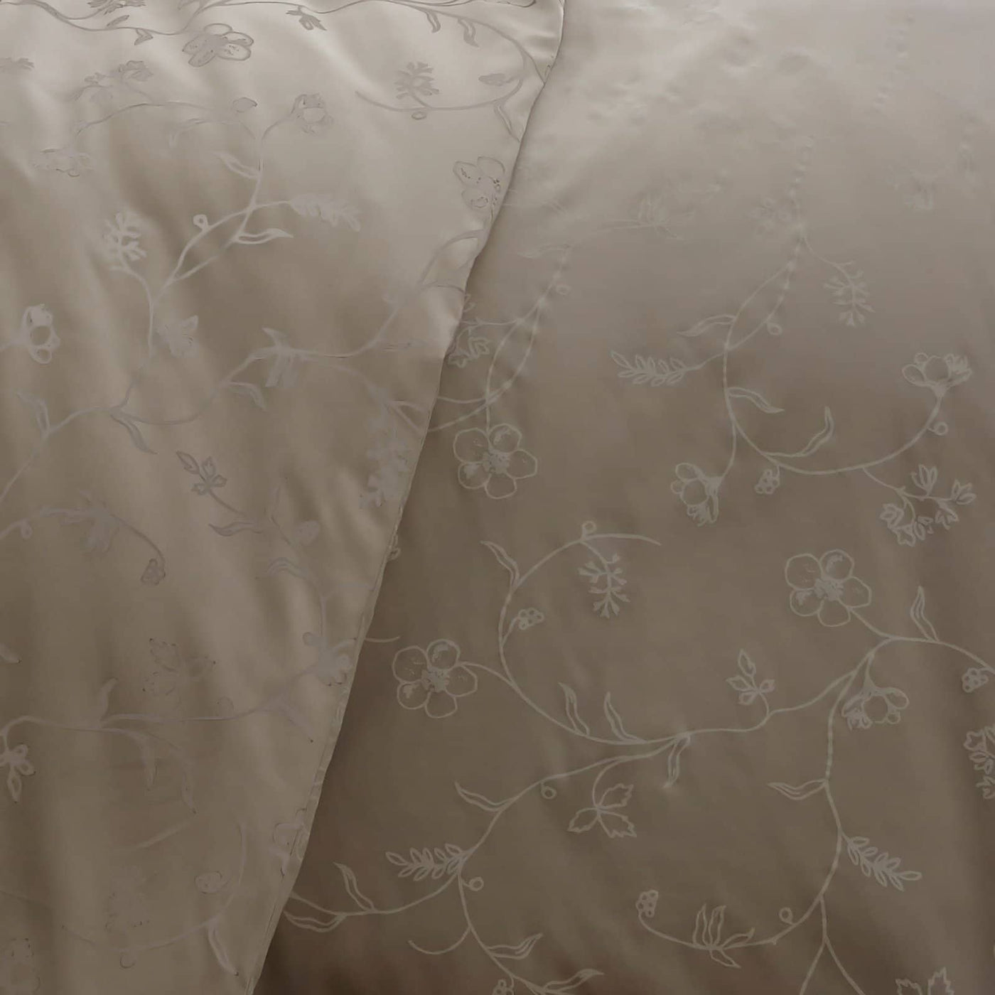 Details and Print Pattern of Sweetbrier Duvet Cover Set in Soft Sand with White Flowers#color_sweetbrier-soft-sand-with-white-flowers