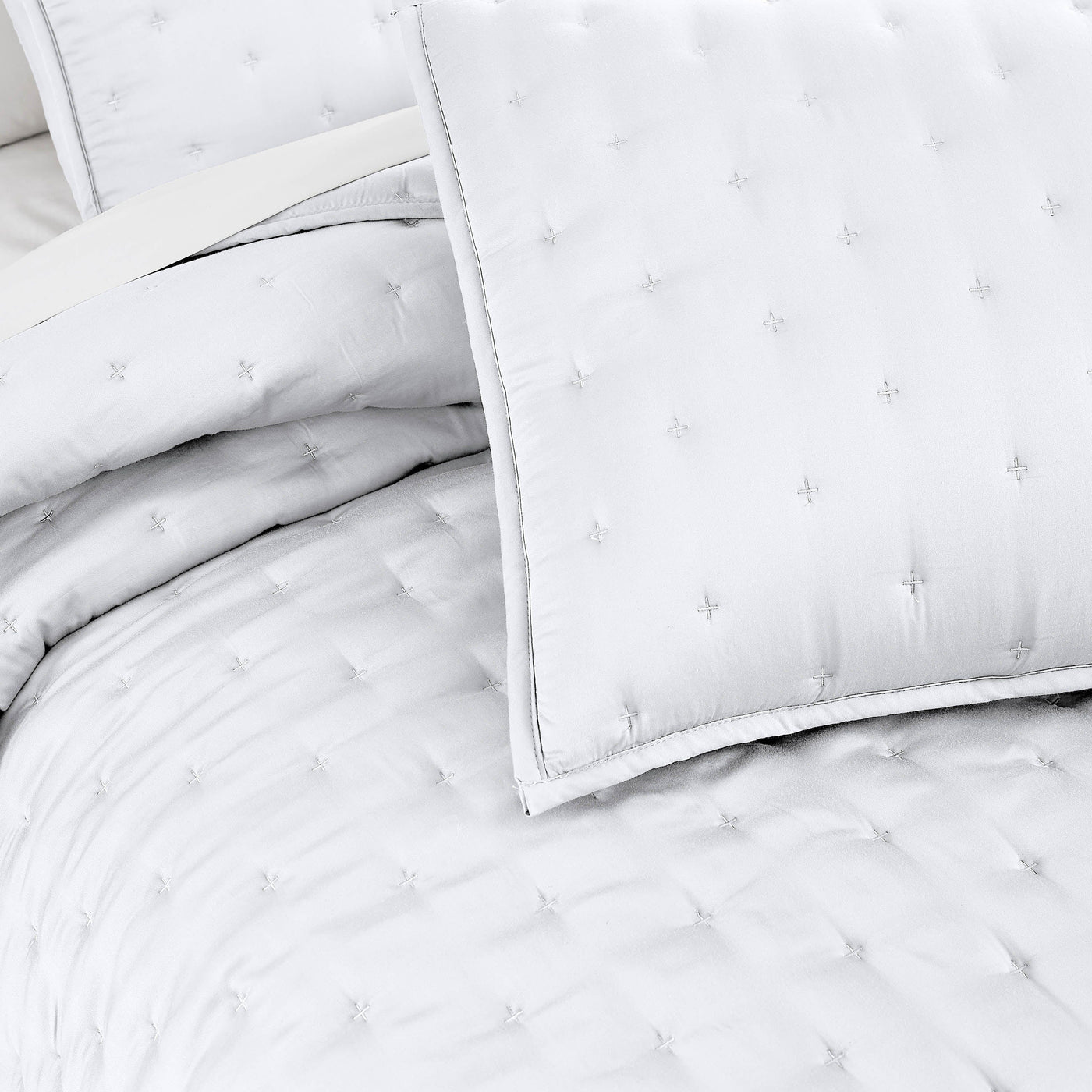 Details of Luxurious Bamboo Viscose Quilt Set in White#color_bamboo-white