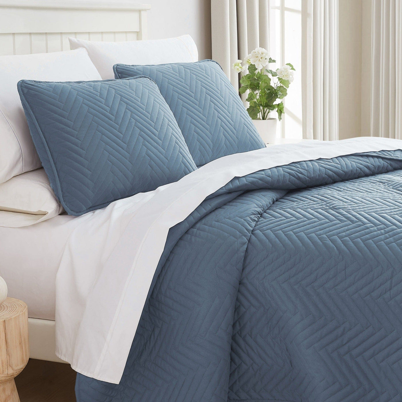 Side View of Chevron Oversized Quilt Set in Blue#color_chevron-blue