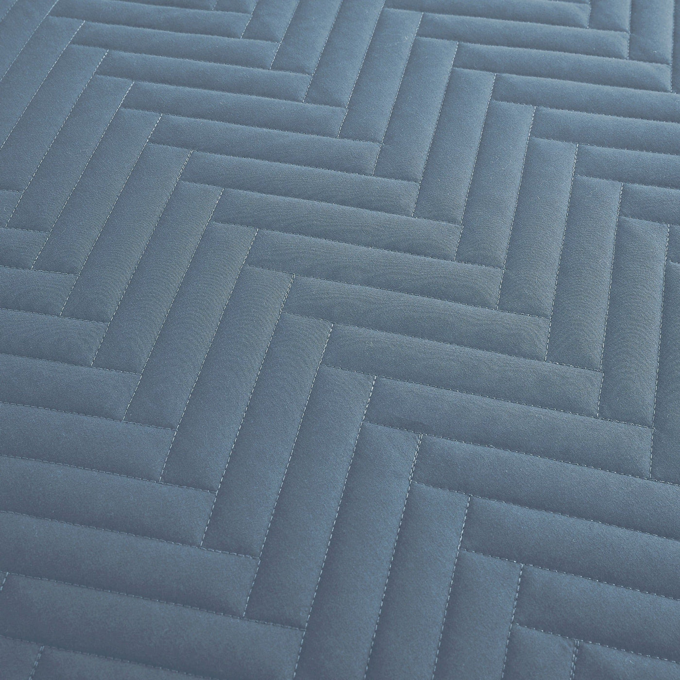 Details and Patterns of Chevron Oversized Quilt Set in Blue#color_chevron-blue