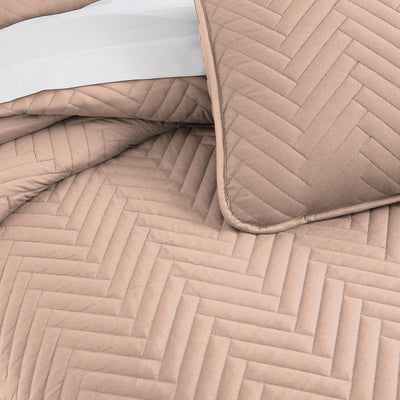 Details and Patterns of Chevron Oversized Quilt Set in Rose Dust#color_chevron-rose-dust