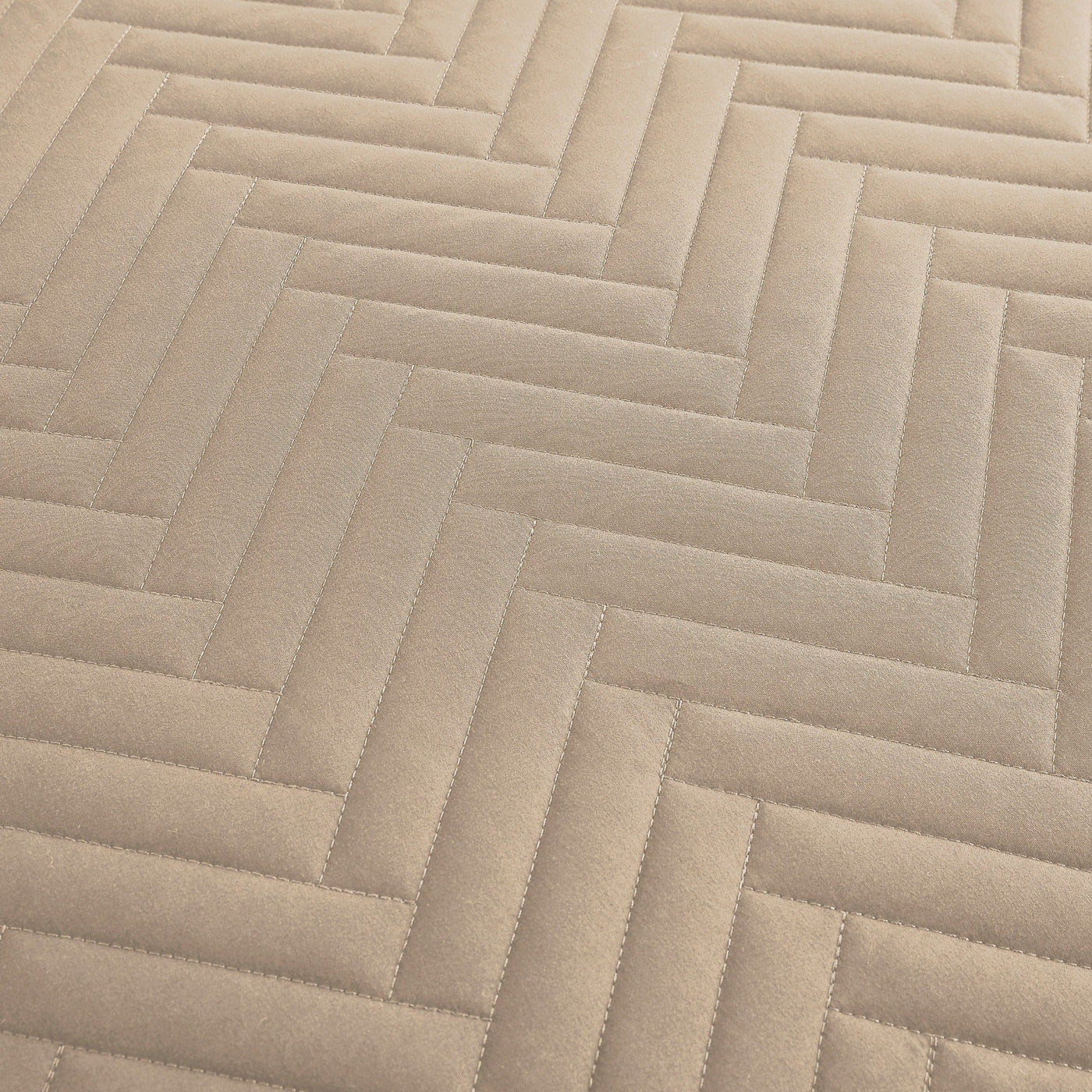 Details and Patterns of Chevron Oversized Quilt Set in Sandy Taupe#color_chevron-sandy-taupe
