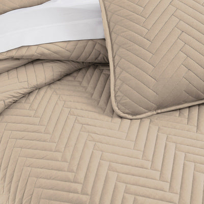 Details and Patterns of Chevron Oversized Quilt Set in Sandy Taupe#color_chevron-sandy-taupe