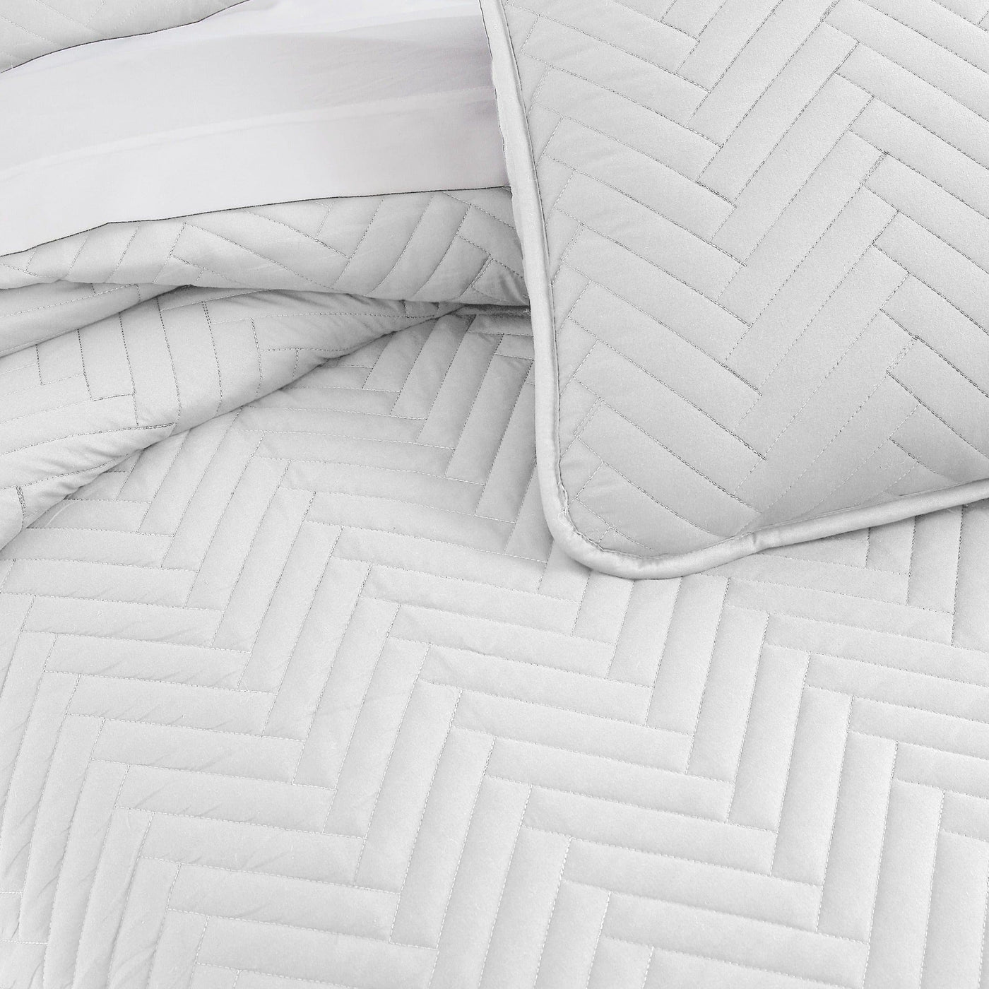 Details and Patterns of Chevron Oversized Quilt Set in White#color_chevron-white