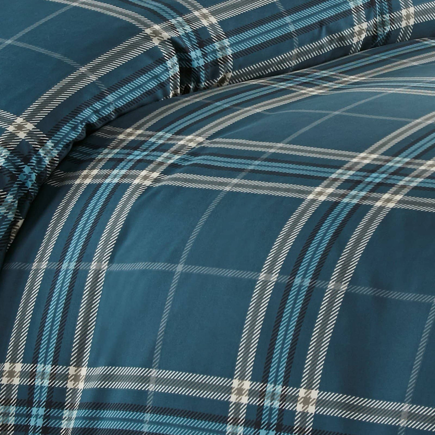 Details and Print Pattern of Vilano Plaid Comforter Set in Blue#color_plaid-blue