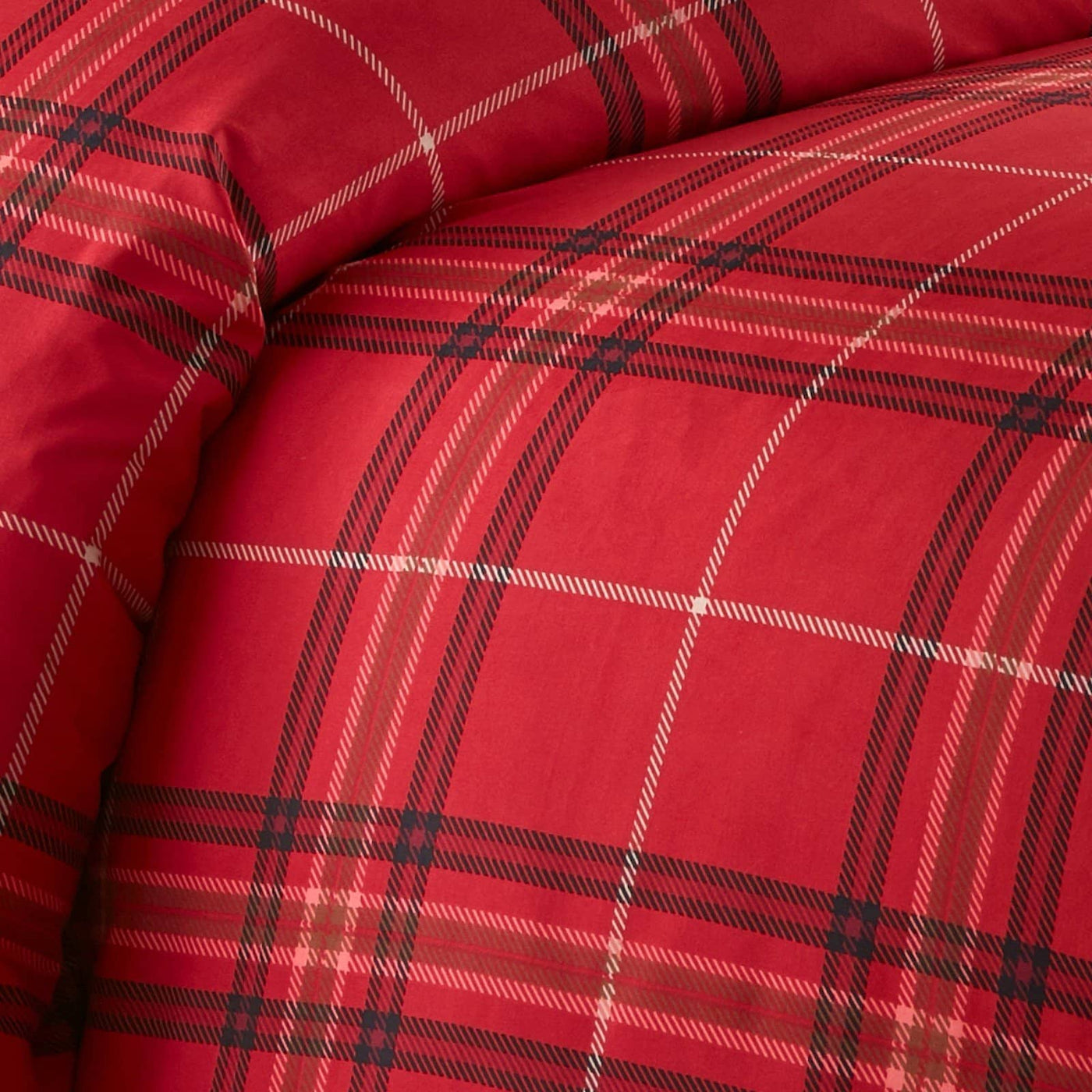 Details and Print Pattern of Vilano Plaid Duvet Cover Set in Red#color_plaid-red