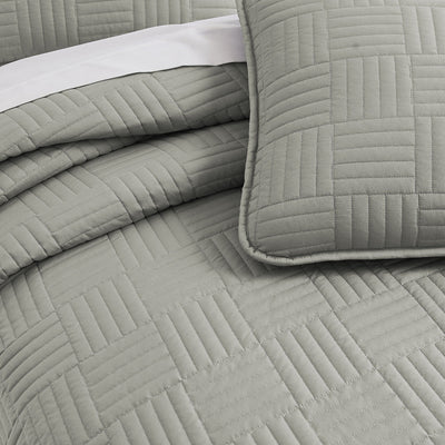Details and Print Pattern of Grid Oversized Quilt Set in Grey#color_grid-grey