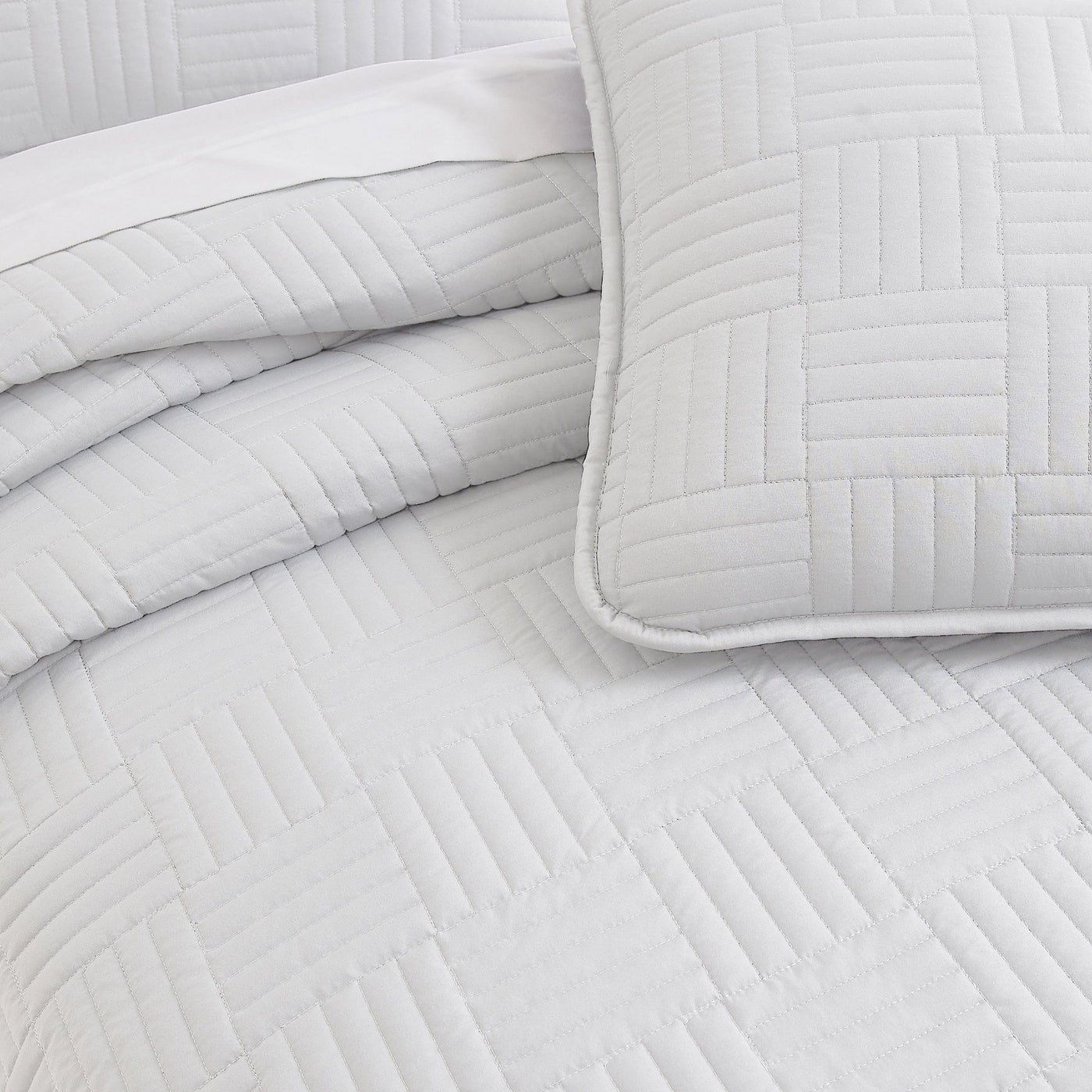 Details and Print Pattern of Grid Oversized Quilt Set in White#color_grid-white