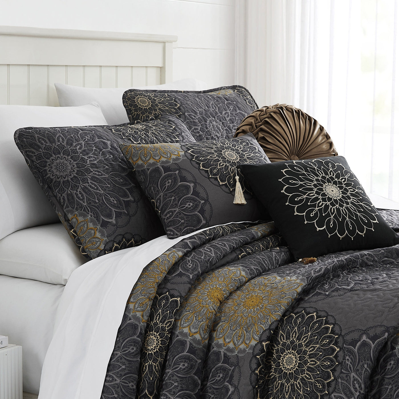 Side View of Midnight Floral 6-Piece Quilt Bedding Set in Black#color_midnight-floral-black