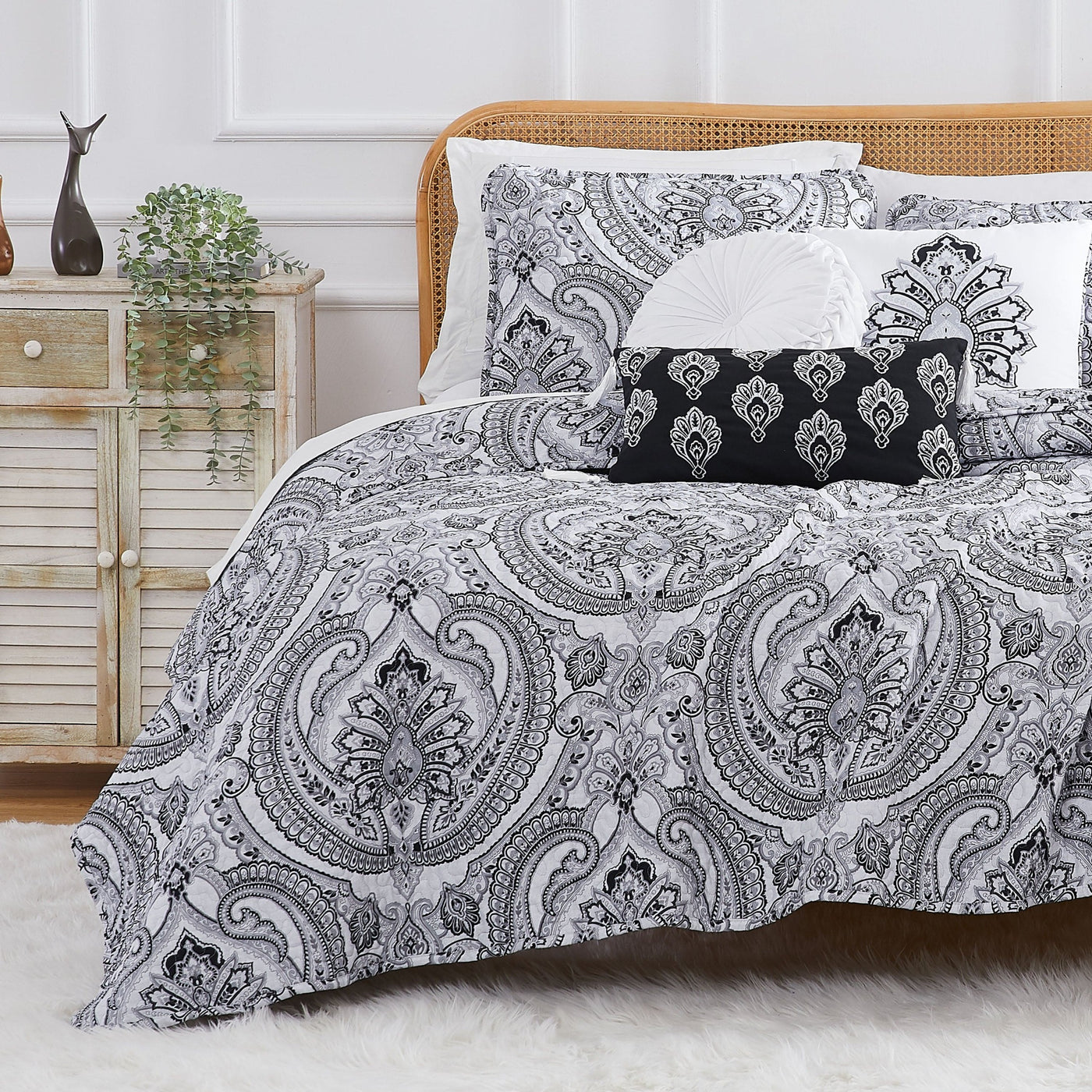 Half Front View of Pure Melody 6-Piece Quilt Bedding Set in Black#color_pure-melody-black