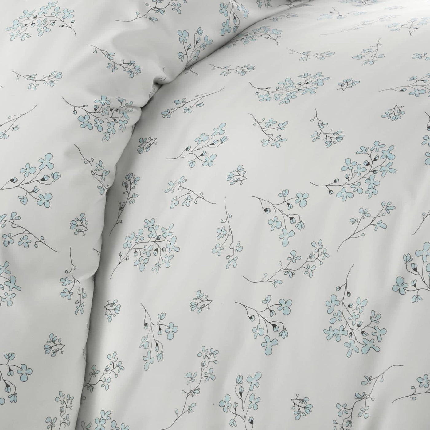 Details and Print Pattern of Sweet Florals Reversible Duvet Cover Set in Cream#color_sweet-cream