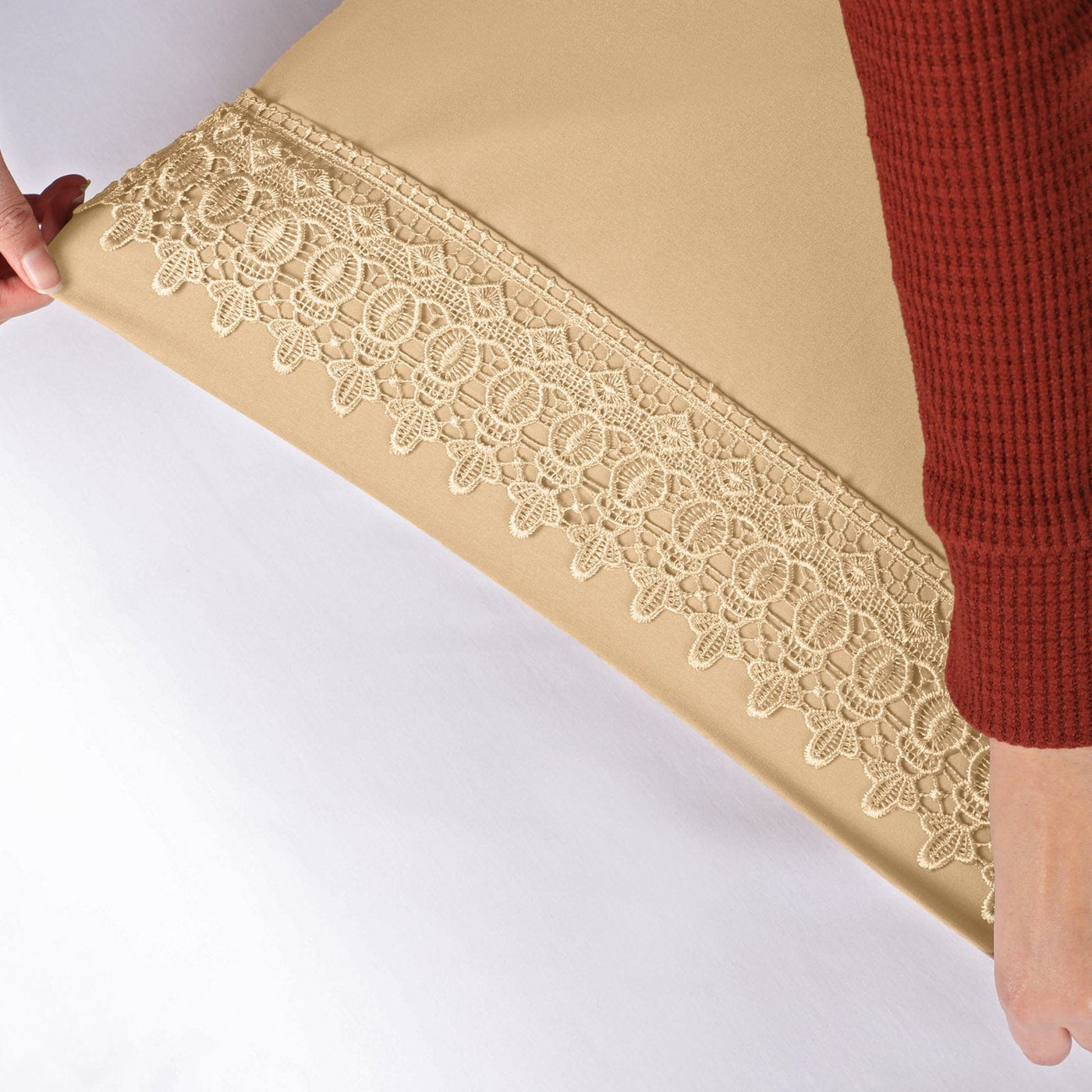 Details of Elegant Crochet Lace Hem of Vilano in Gold#color_vilano-gold