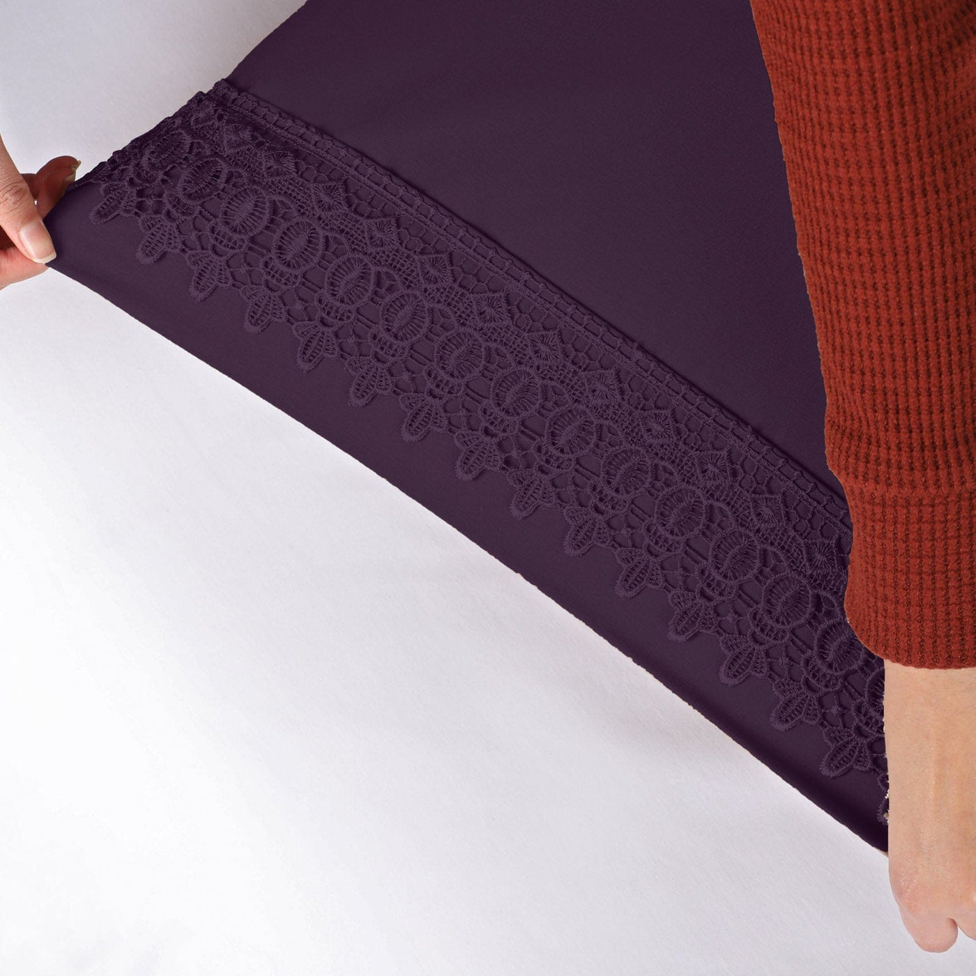 Details of Elegant Crochet Lace Hem of Vilano in Purple#color_vilano-purple