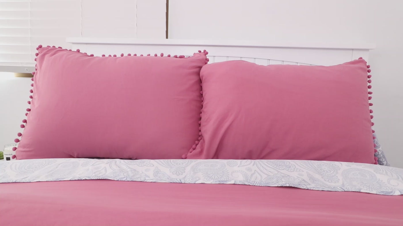 Video of Pom-Pom Duvet Cover Set Showing Features