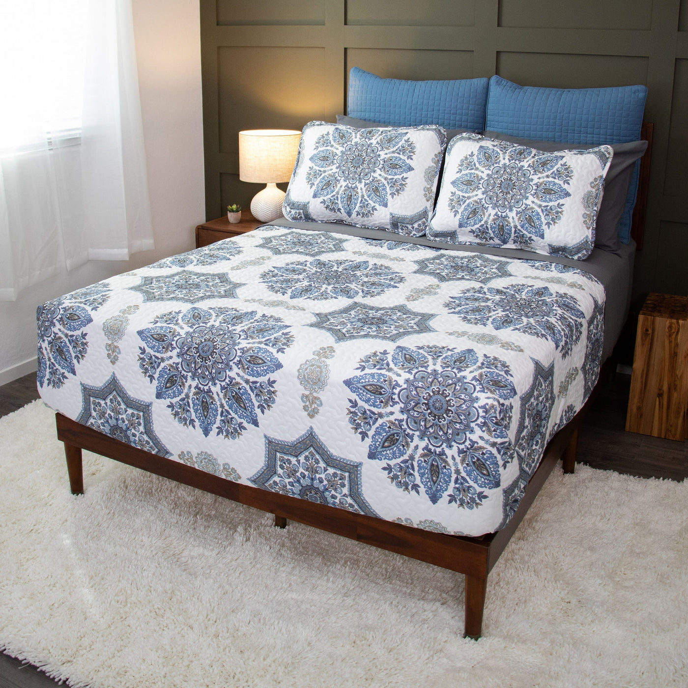 Angled View of Infinity Quilt Set in Blue#color_infinity-blue
